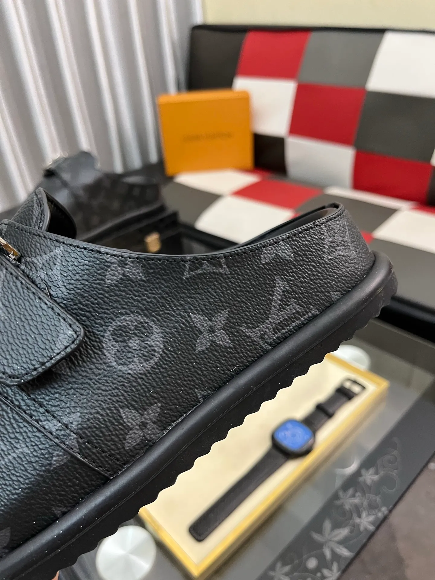 Men's shoes 💰380⌚️⌚️2025 new men's casual sandals and slippers, made of suede cow leather, with Monogram pattern to highlight the trendy style. Adjustable straps illuminated with LV letters, while a resilient insole and micro outsole provide lightweight comfort. Made of suede cow leather with embossed Monogram pattern and brand element metal hardware✅Adjustable straps➕Tough insole‼ ️Micro outsole. Comfortable and easy to wear‼ ️size: 38-443️⃣Colors available
